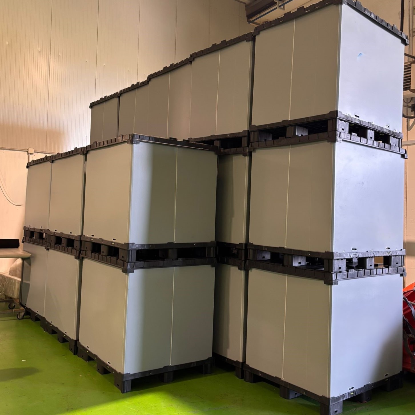Alveol-Box: interni tessili su misura per box pallet e contenitori